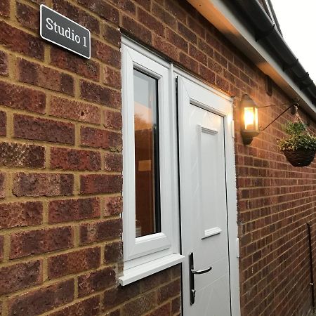 Studio-1-Staines/Heathrow/London-Own Entrance Extérieur photo