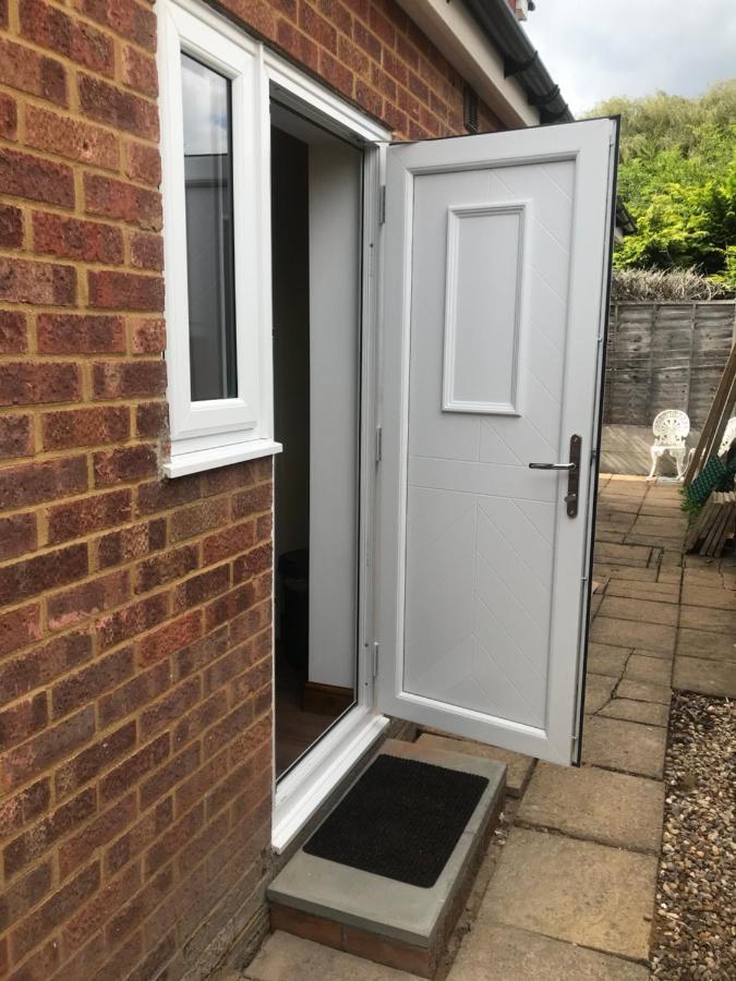 Studio-1-Staines/Heathrow/London-Own Entrance Extérieur photo