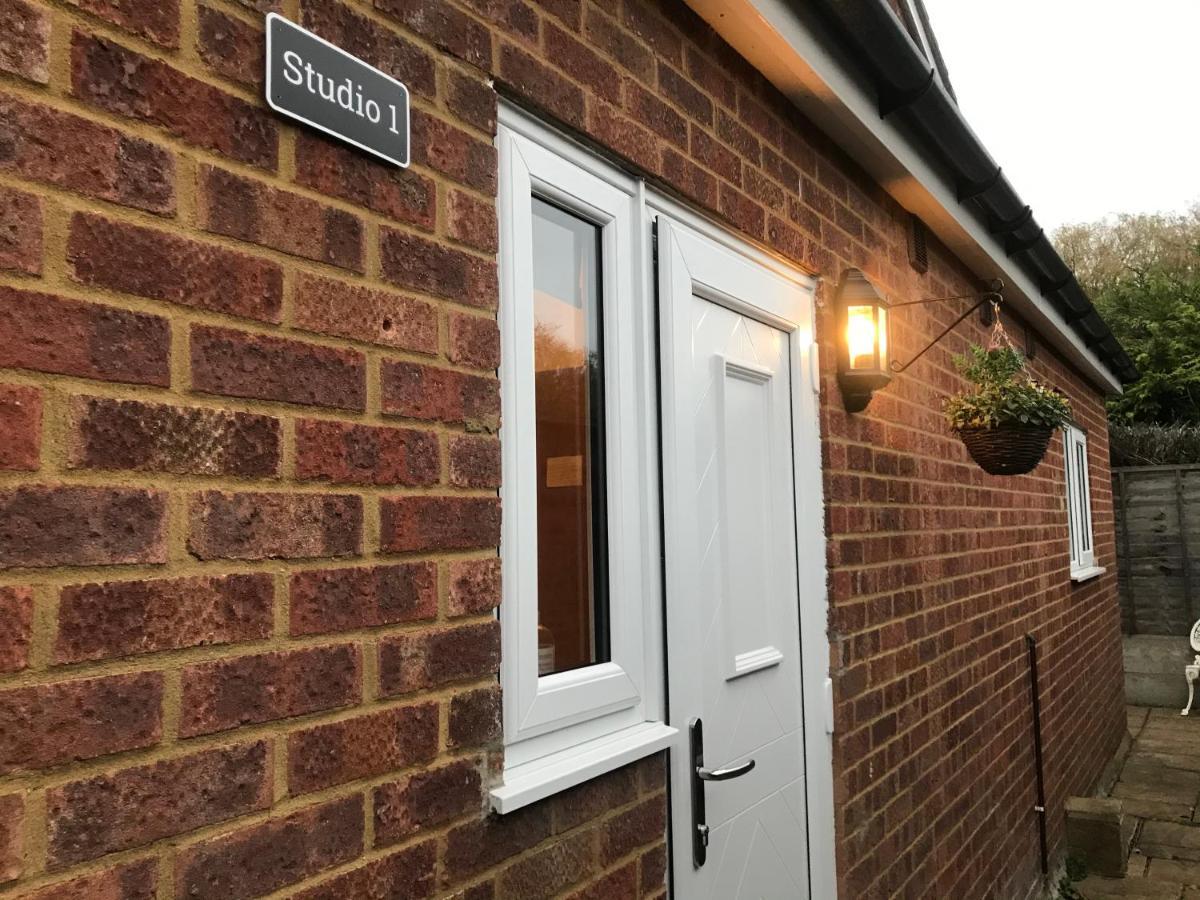 Studio-1-Staines/Heathrow/London-Own Entrance Extérieur photo