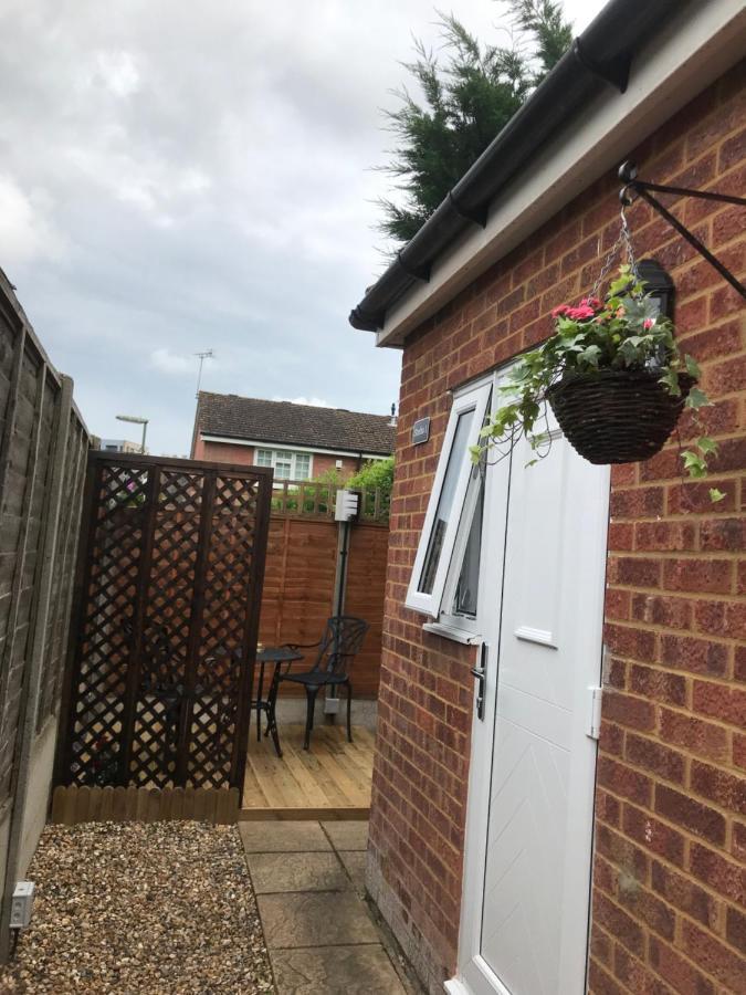 Studio-1-Staines/Heathrow/London-Own Entrance Extérieur photo