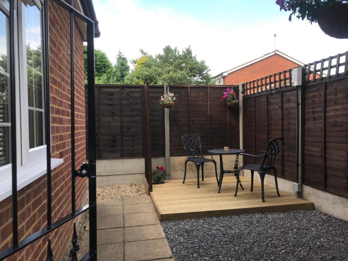 Studio-1-Staines/Heathrow/London-Own Entrance Extérieur photo
