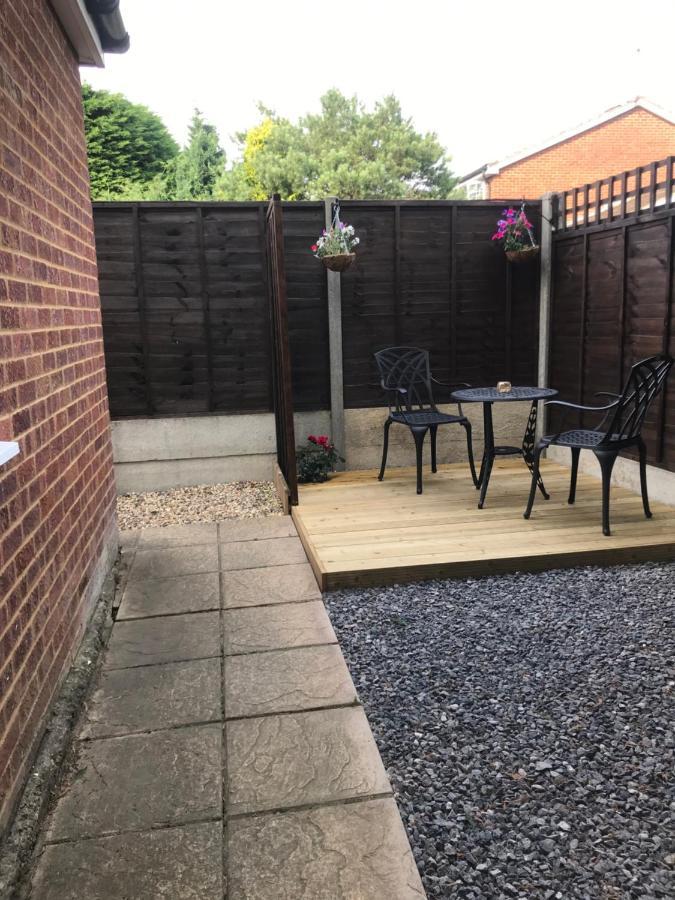 Studio-1-Staines/Heathrow/London-Own Entrance Extérieur photo